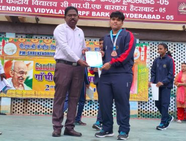 जुलाई 2026 में LPU जालंधर में आयोजित KVS नेशनल बॉक्सिंग प्रतियोगिता में मस. अतिराध 12 ने ब्रॉन्ज़ मेडल और 5,000 रुपये का नकद पुरस्कार जीता