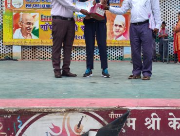 मास्टर सत्यम यादव ने LPU जालंधर में जुलाई 2026 में आयोजित KVS नेशनल स्पोर्ट्स मीट में बैडमिंटन के डबल्स में सिल्वर मेडल और सिंगल्स में गोल्ड मेडल जीता। उन्हें 13,000 रुपये का नकद पुरस्कार मिला।