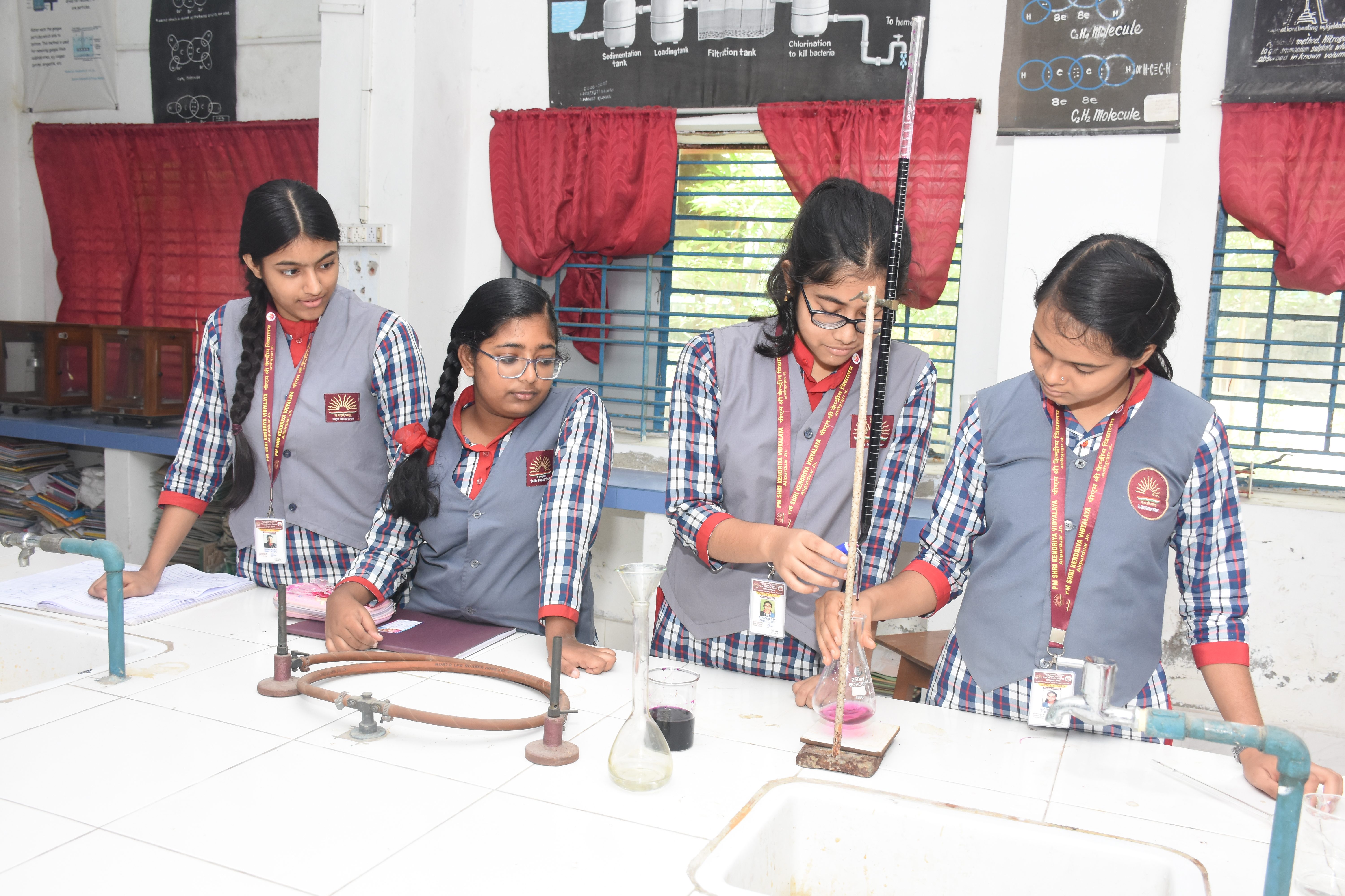 रसायन विज्ञान प्रयोगशाला पीएम श्री केवी अलीपुरद्वार जंक्शन में पूर्णतया संचालित है