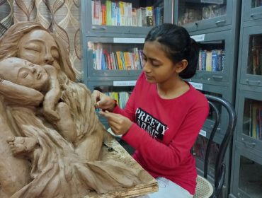Sculpture making during Kala Utsav