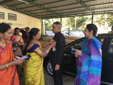 मुख्य अतिथियों का वार्षिक समारोह में स्वागत है