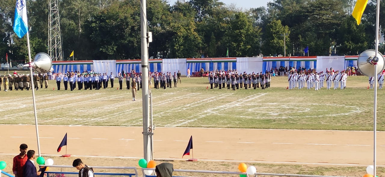 के वि के विद्यार्थी जिला मुख्यालय परेड में प्रतिभाग करते हुए