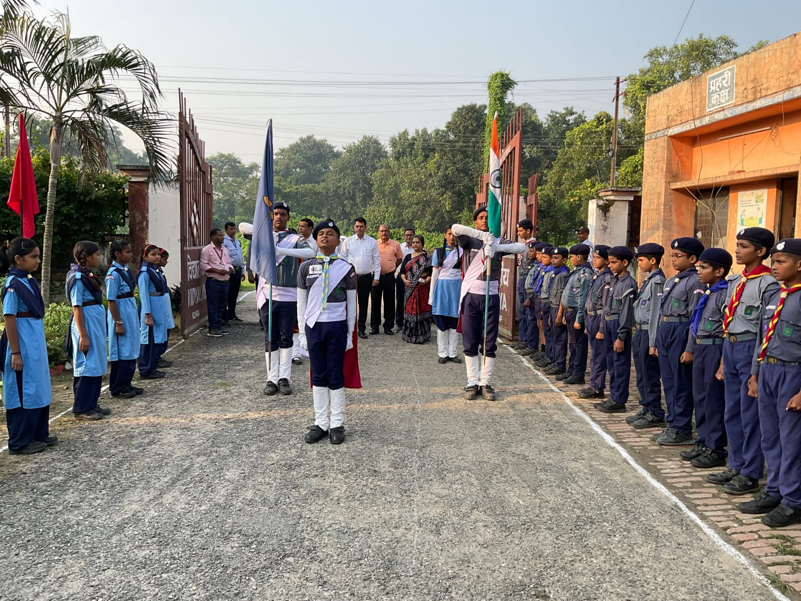 अतिथियों का स्वागत करती स्काउट एवं गाइड कलर पार्टी