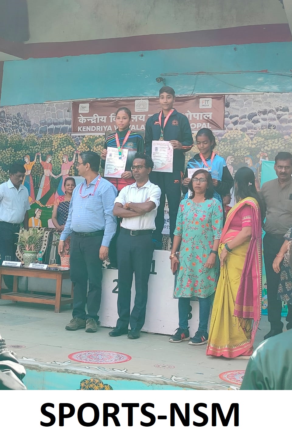 राष्ट्रीय खेल प्रतियोगिता में वाराणसी संभाग के खिलाड़ी पुरस्कार लेते हुए