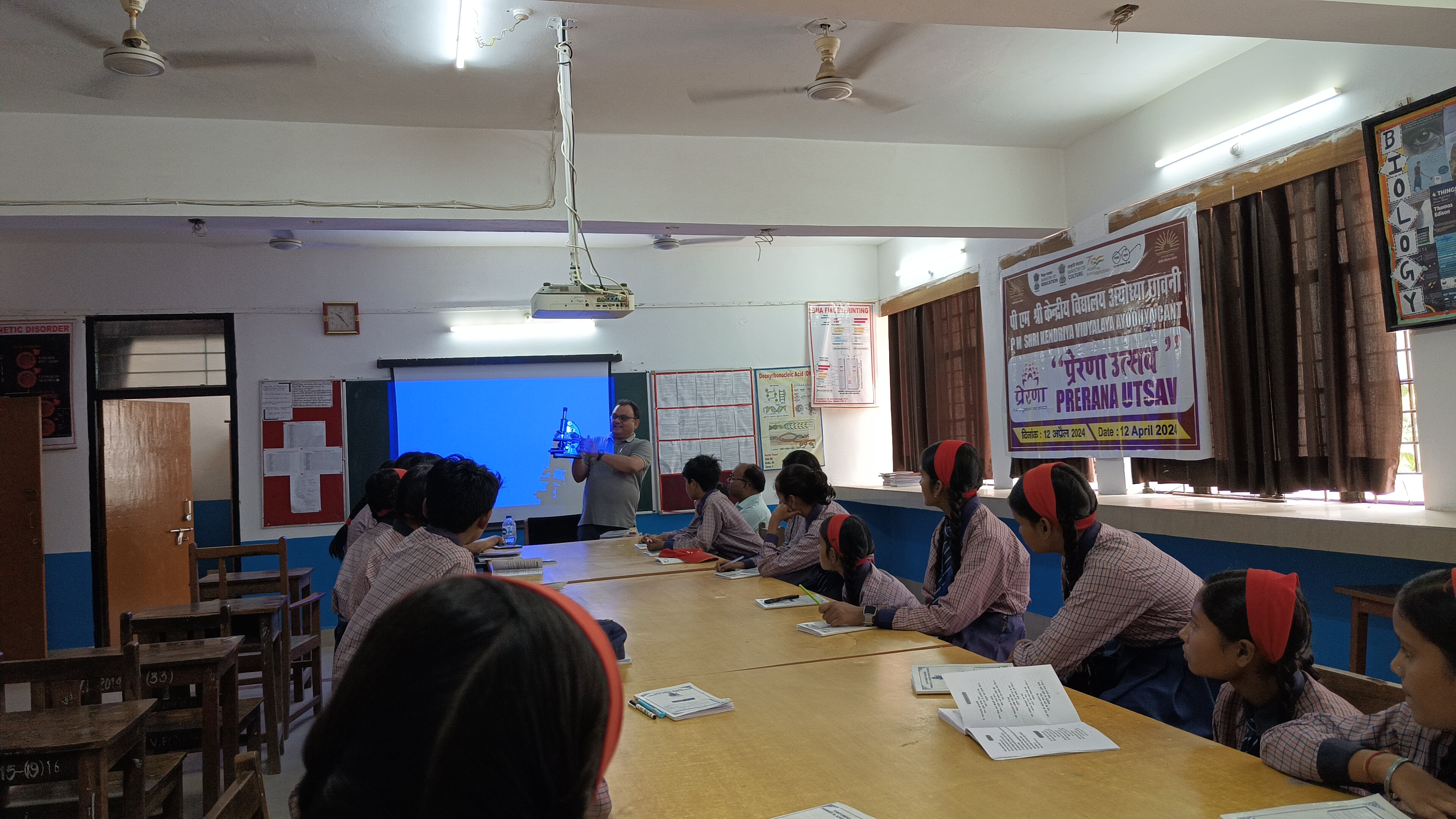 पड़ोसी स्कूल के छात्रों का दौरा