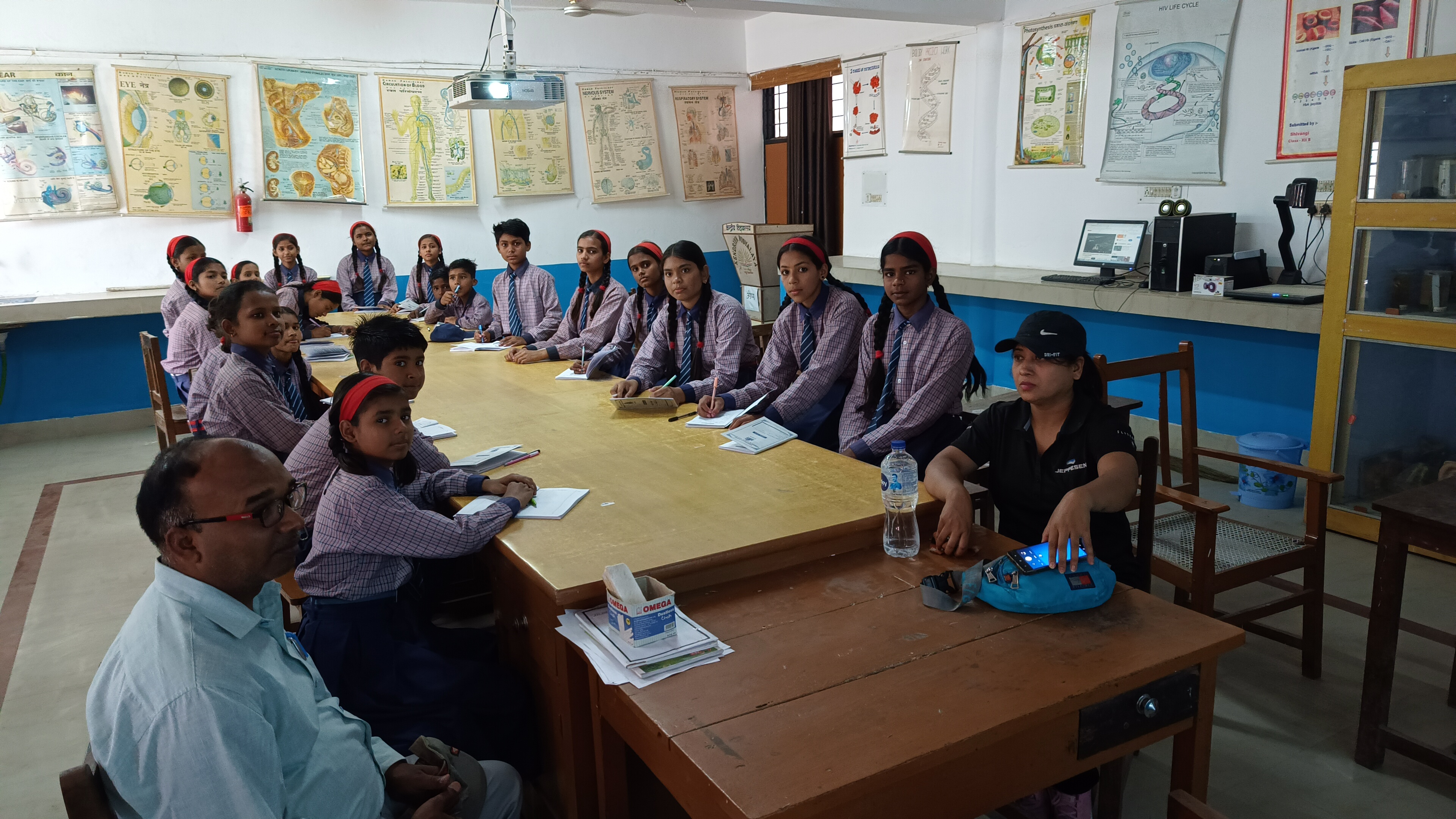 पड़ोसी स्कूल के छात्रों का दौरा