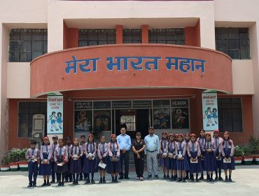 पड़ोसी स्कूल के छात्रों का दौरा