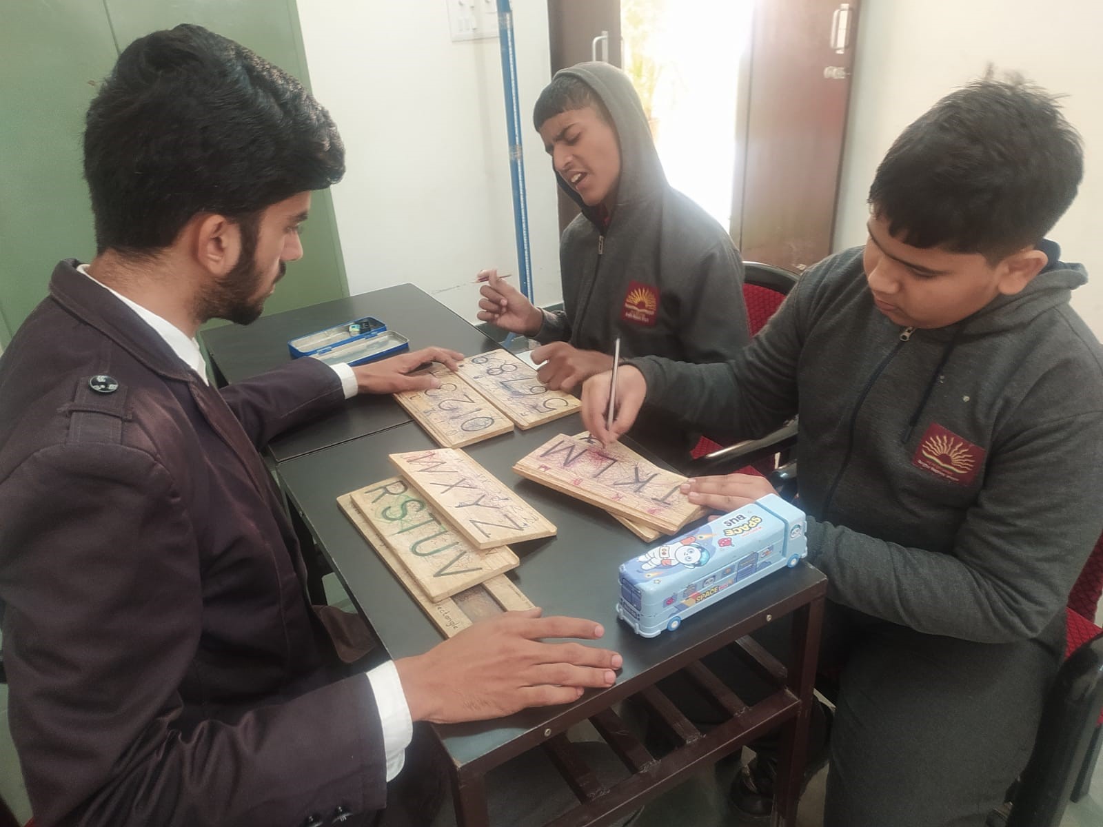 लकड़ी के बोर्ड क्लास लिखना- बढ़िया मोटर कौशल में सुधार के लिए