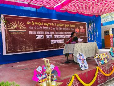 HM INTERACTING WITH THE PARENTS IN PTM