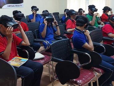 छात्र के साथ प्रिंसिपल द्वारा वीआर लैब का उपयोग