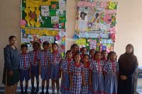 बच्चों द्वारा हाउस बोर्ड की सजावट