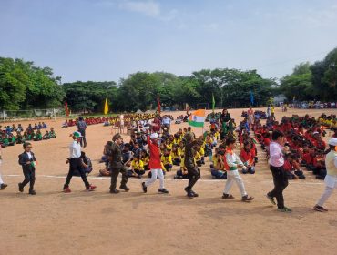 मार्च पास्ट करते बच्चे