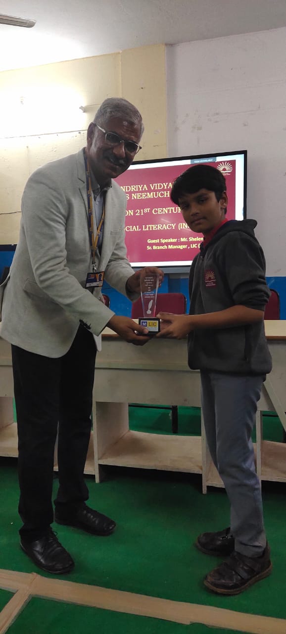 21वीं सदी में कौशल पर वित्तीय साक्षरता विषय पर व्याख्यान पर छात्रों को स्मृति चिन्ह भेंट करते हुए(19.01.2024)
