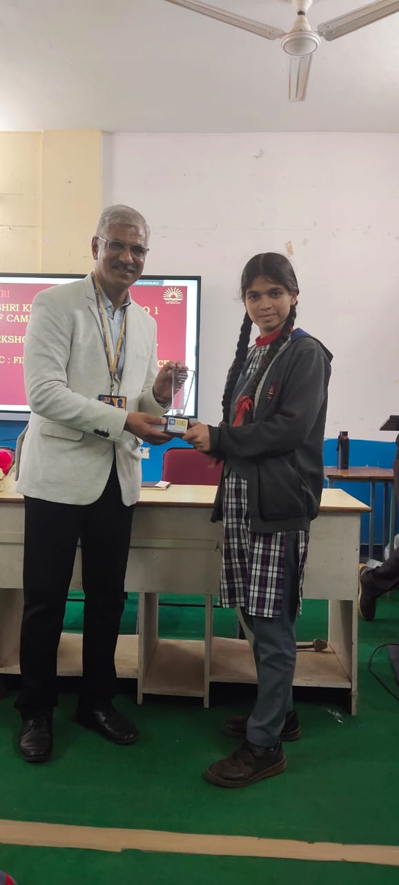 21वीं सदी में कौशल पर वित्तीय साक्षरता विषय पर व्याख्यान पर छात्रों को स्मृति चिन्ह भेंट करते हुए(19.01.2024)