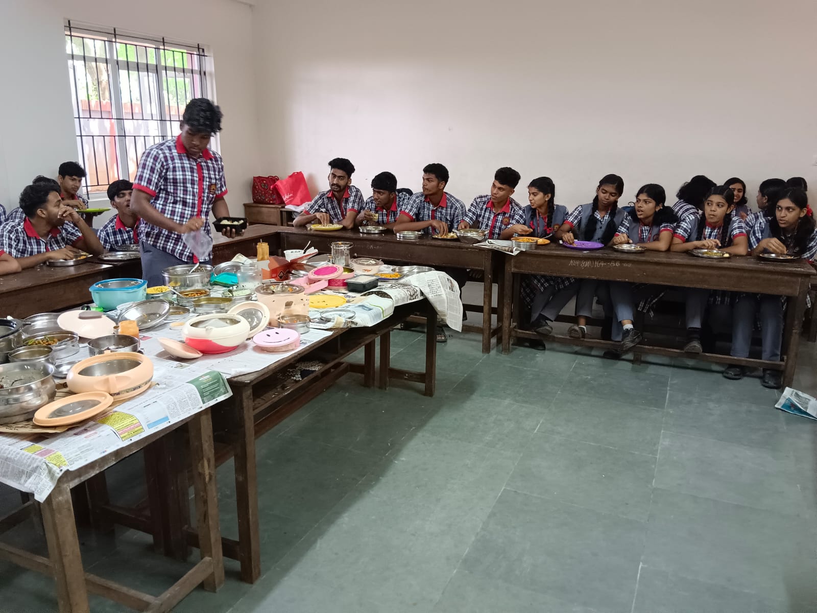 समावेशी शिक्षा - छात्र भाषा संगम के हिस्से के रूप में भारत के विभिन्न प्रांतों के जातीय भोजन को साझा करते हैं