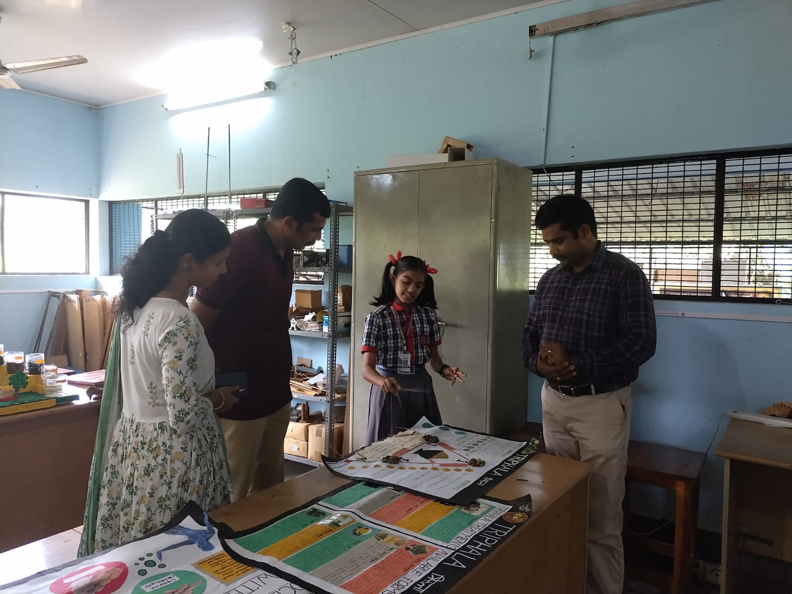 विज्ञान के प्रति रुझान विकसित करना - विज्ञान प्रदर्शनी के लिए बनाए गए प्रदर्शनों के साथ छात्र