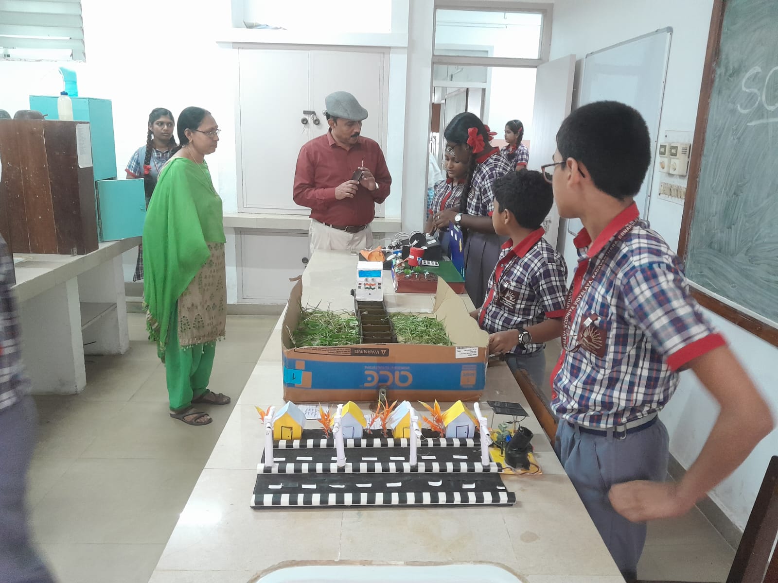 प्रधानमंत्री श्री केन्द्रीय विद्यालय एर्नाकुलम - विज्ञान प्रदर्शनी - विद्यालय स्तर