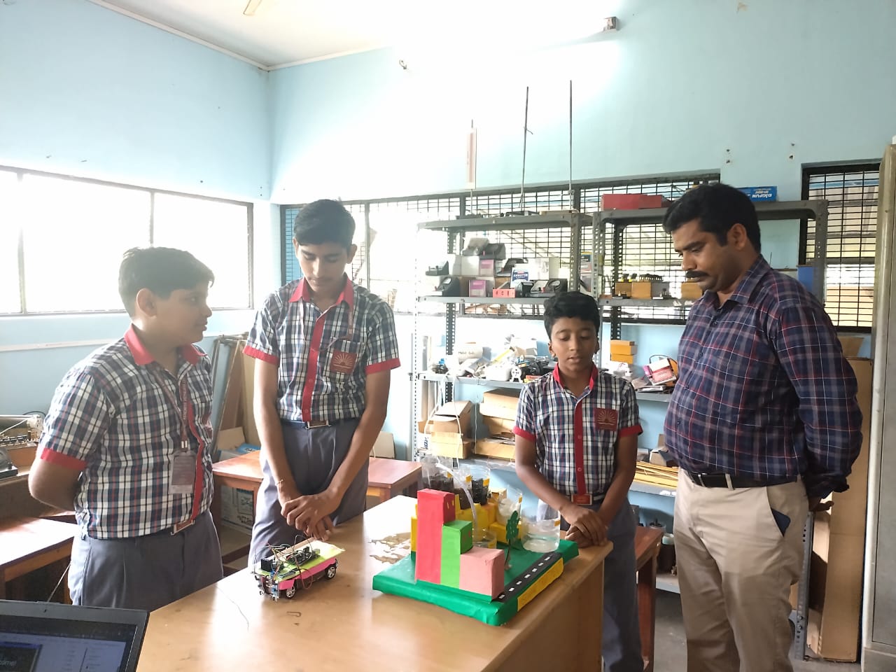 विज्ञान के प्रति रुझान विकसित करना - विज्ञान प्रदर्शनी के लिए बनाए गए प्रदर्शनों के साथ छात्र