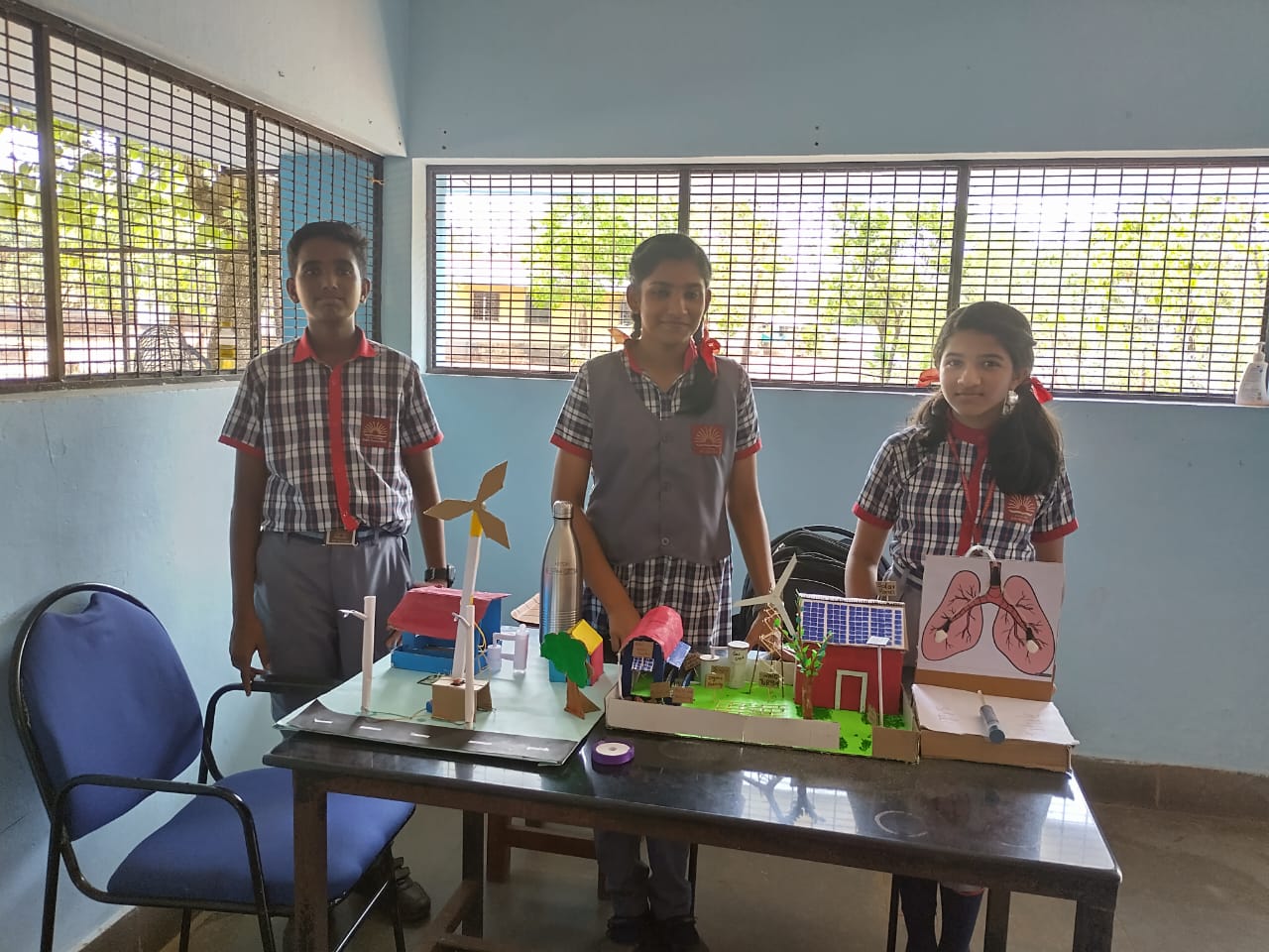 विज्ञान के प्रति रुझान विकसित करना - विज्ञान प्रदर्शनी के लिए बनाए गए प्रदर्शनों के साथ छात्र