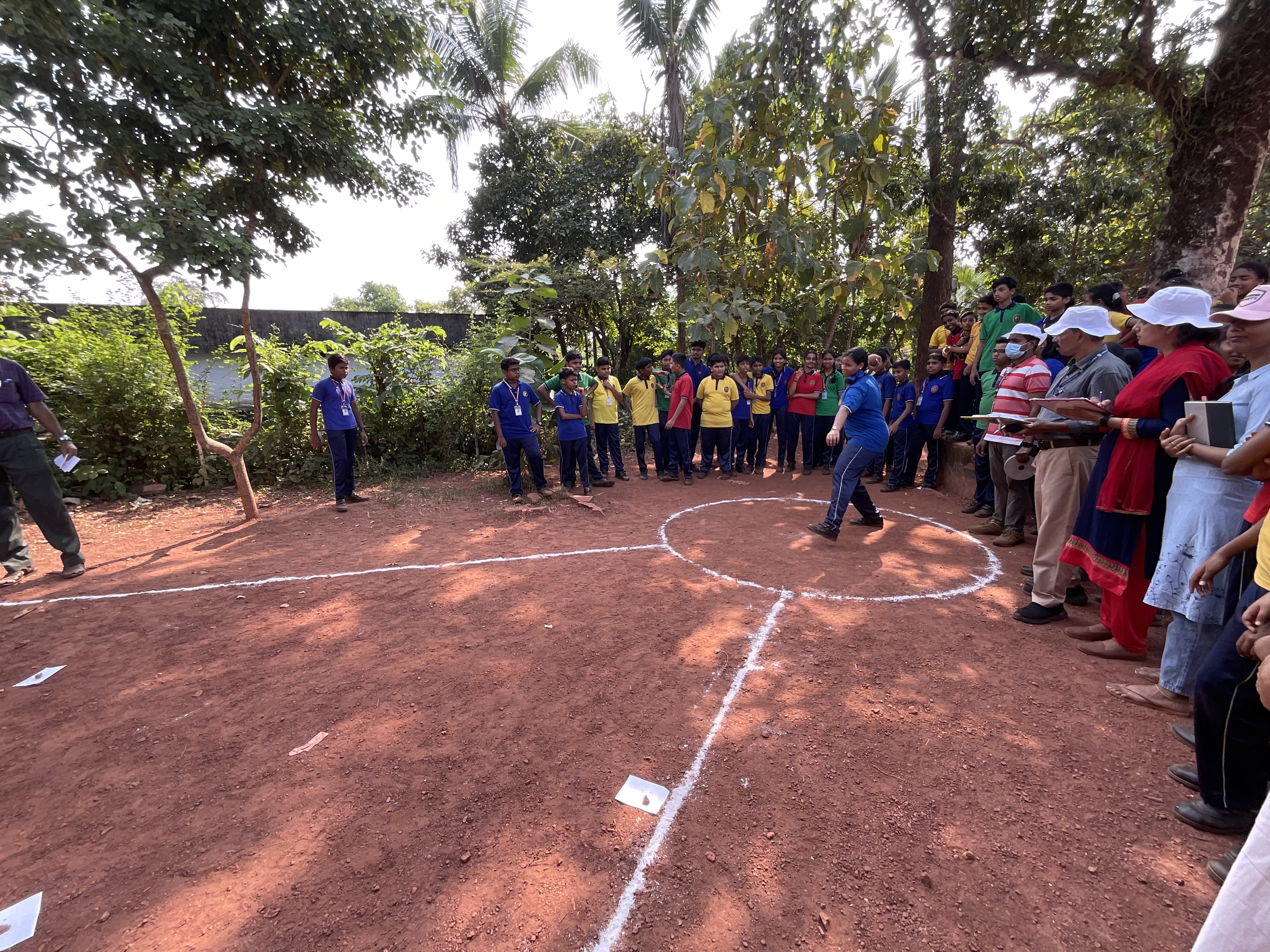 गेंद फेंको