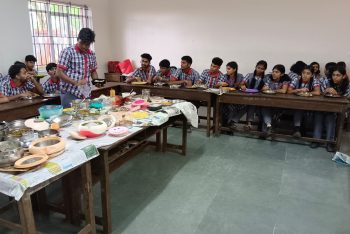 समावेशी शिक्षा - छात्र भाषा संगम के हिस्से के रूप में भारत के विभिन्न प्रांतों के जातीय भोजन को साझा करते हैं