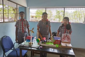 विज्ञान के प्रति रुझान विकसित करना - विज्ञान प्रदर्शनी के लिए बनाए गए प्रदर्शनों के साथ छात्र