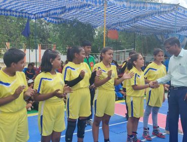 खिलाड़ियों का अभिनंदन करते एसी सर
