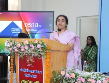 DC madam adressing gathering