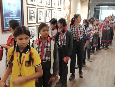 एनईपी की बैग लेस डे योजना के तहत इलाहाबाद संग्रहालय का दौरा