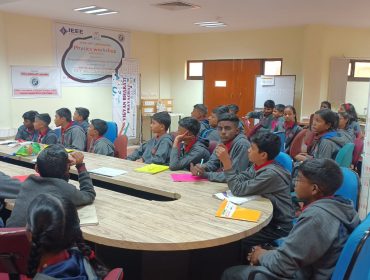 एआई/एमएल पर नाइलिट प्रशिक्षण के तहत कक्षा आठ के छात्रों के लिए आईआईआईटी झालवा का एक्सपोजर दौरा