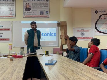 कक्षा आठ के बैच-4 के विद्यार्थियों का आईआईआईटी झालवा का भ्रमण