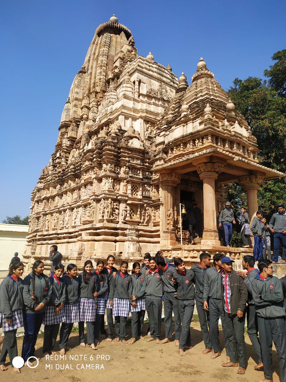 खजुराहो में छात्रों द्वारा एक्सपोजर विजिट
