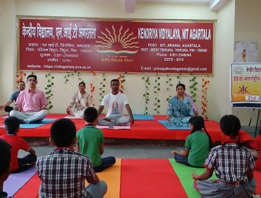 योगा दिवस स्टाफ एवं वच्चे