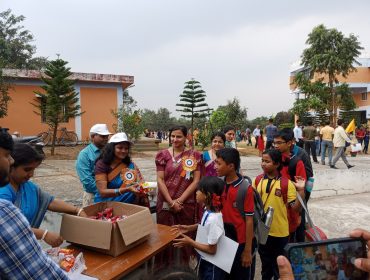अध्यक्ष द्वारा मिठाई वितरण
