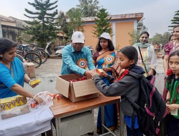 मिठाई वितरण