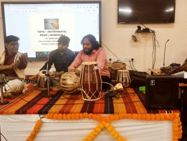 श्री हरीश दलवी पूर्व संगीत शिक्षक केवी पुणे द्वारा वाद्य संगीत पर सत्र (1)