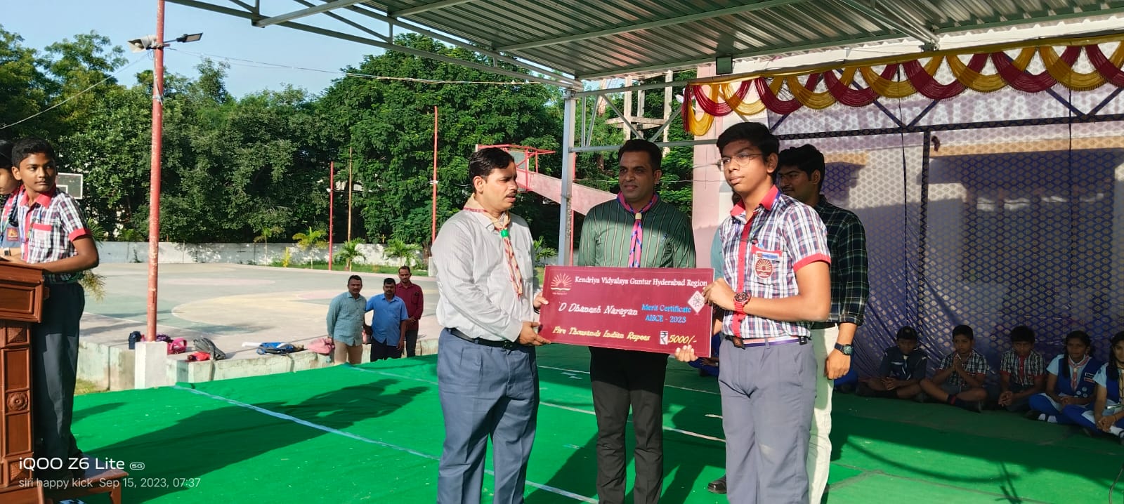 धनेश नारायण नकद पुरस्कार प्राप्त करते हुए