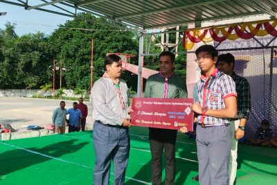 DHANESH NARAYAN RECEIVING CASH AWARD