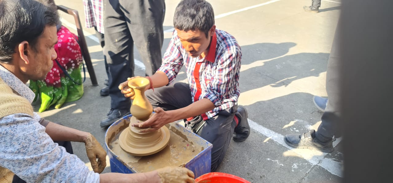 मिट्टी के बर्तन बनाने का काम