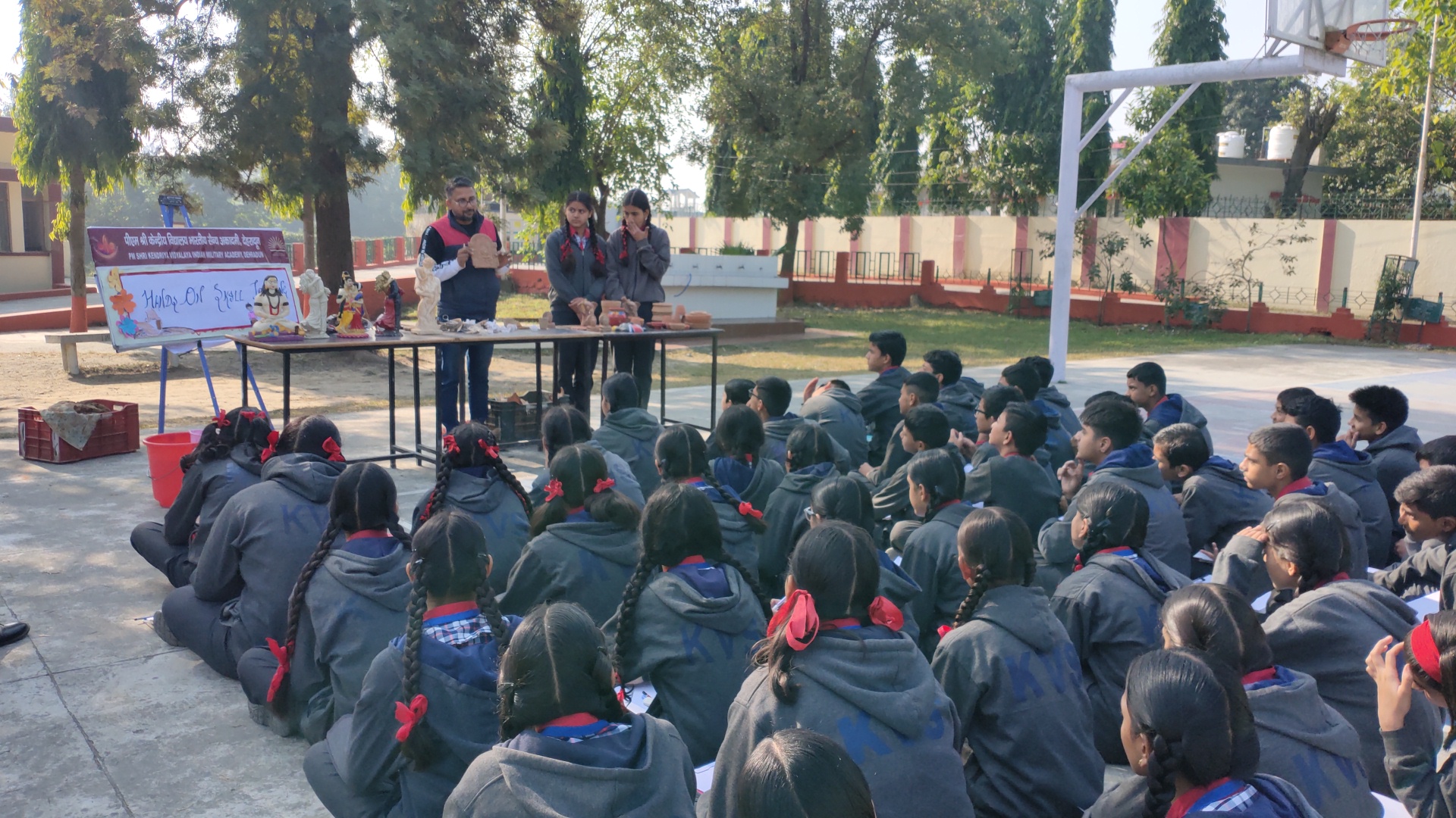 मिट्टी के बर्तन बनाने का काम