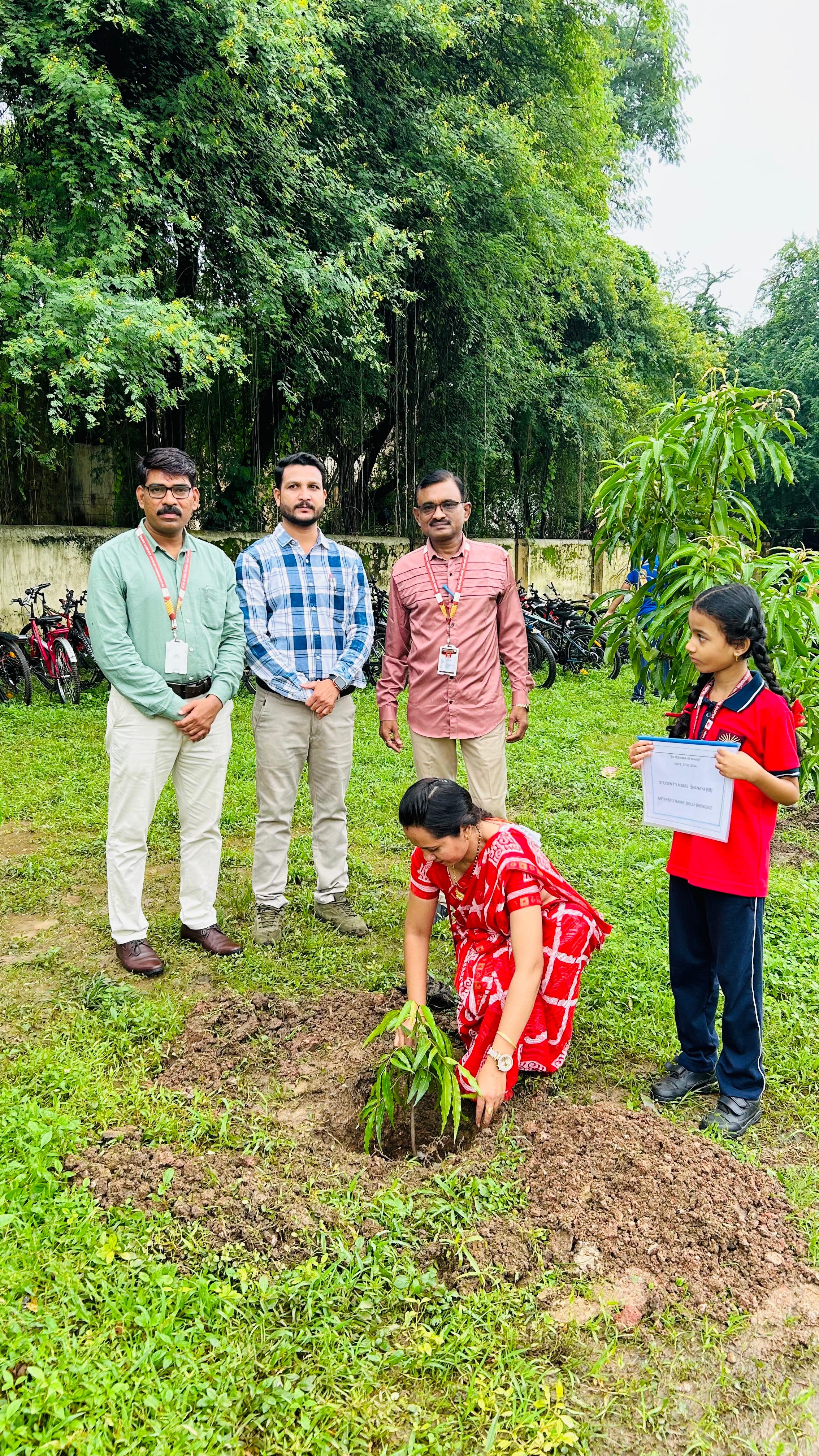 एक पेड़ मां के नाम