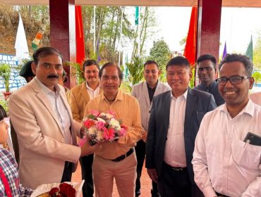 स्वागत करते हुए