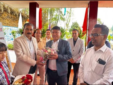 स्वागत करते हुए