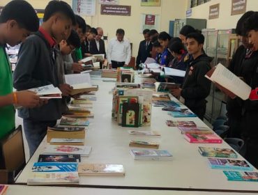 पुस्तकालय में पुस्तक प्रदर्शनी