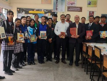 पुस्तकालय में पुस्तक प्रदर्शनी