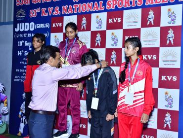N_Medal giving by DC Sir