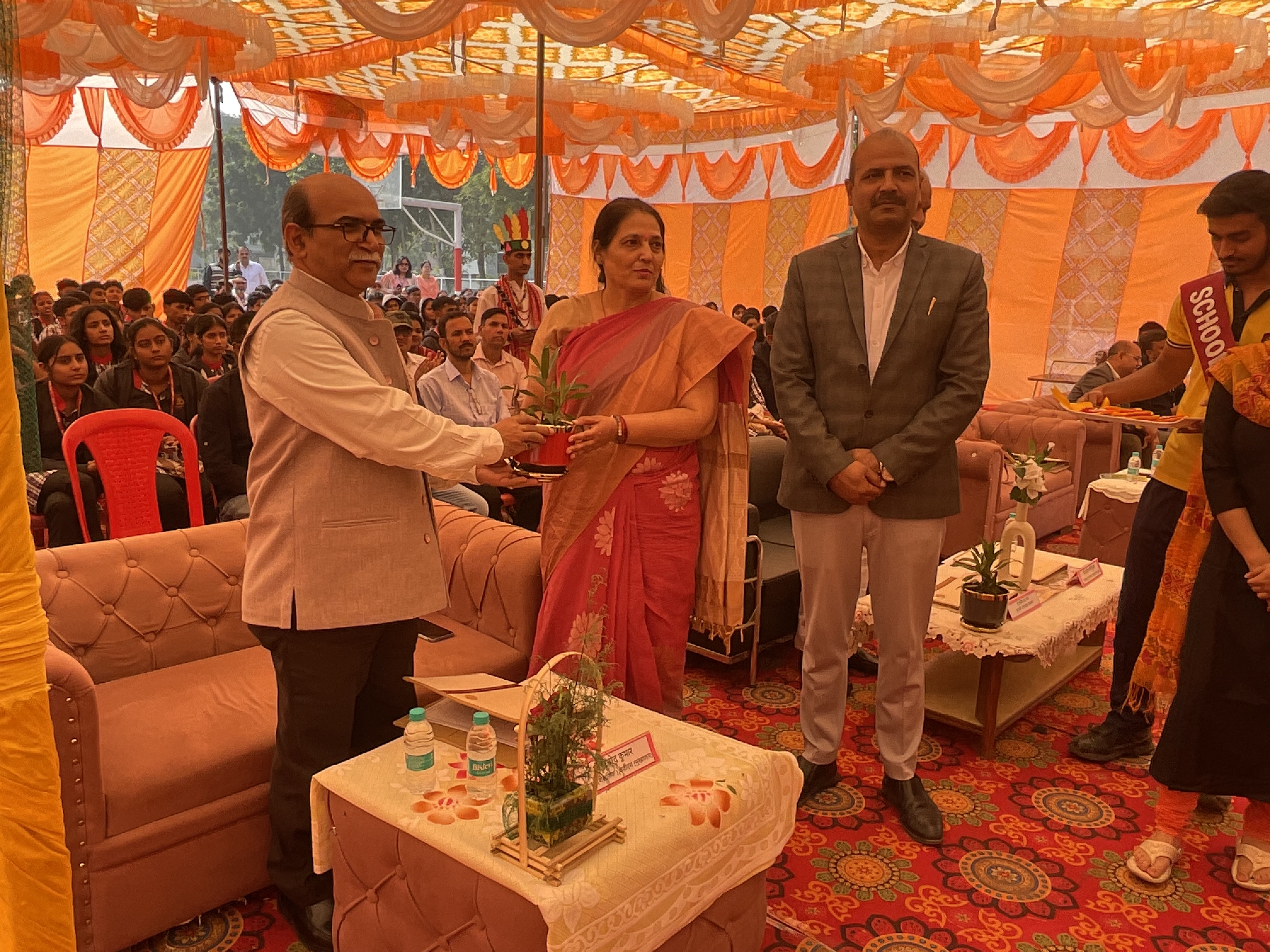 छात्रों को संबोधित करते हुए