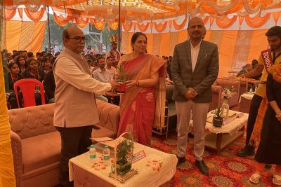 छात्रों को संबोधित करते हुए