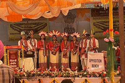 छात्रों को संबोधित करते हुए