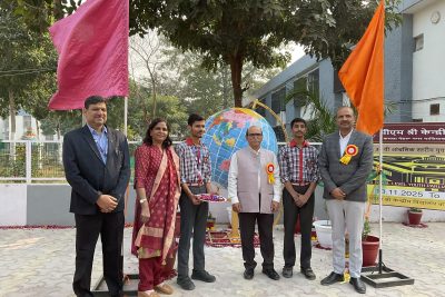 छात्रों को संबोधित करते हुए